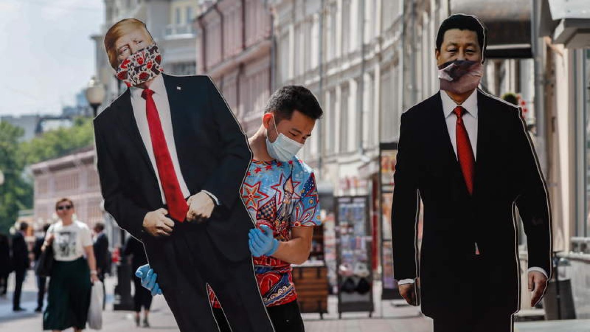 Dos muñecos de Donald Trump y del presidente de China. YURI KOCHETKOV