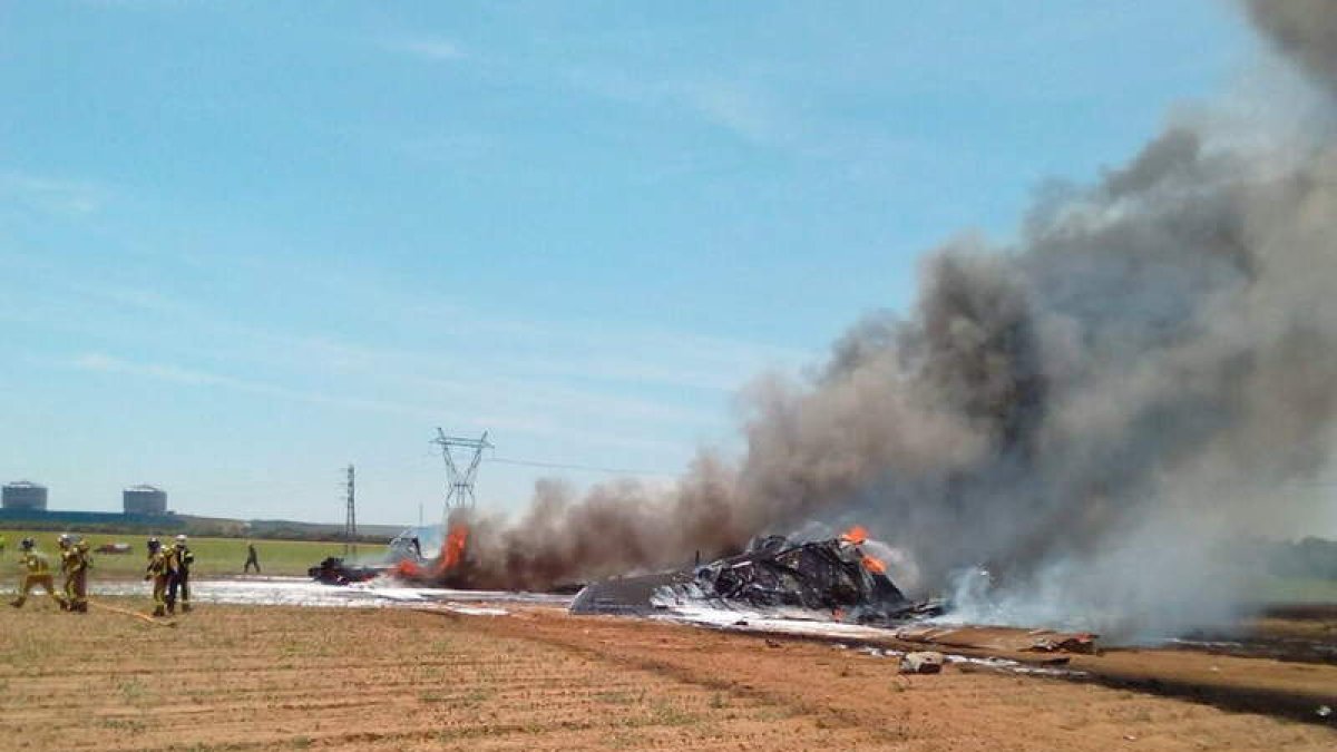 Los bomberos trabajan en el lugar en el que se estrelló el avión el 9 de mayo.