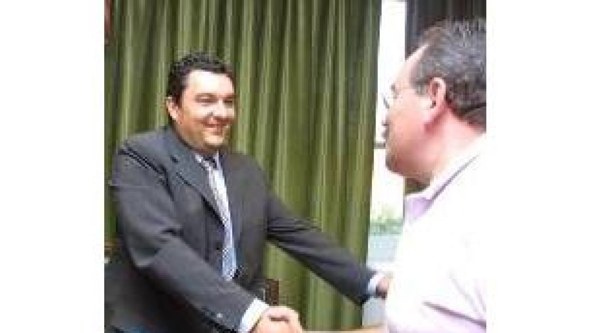 José Luis Ramón saluda a Saavedra, en una imagen de archivo