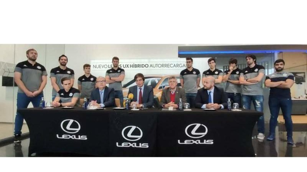 Cayetano Franco y varios jugadores del primer equipo, junto a los representantes de Lexus, ayer en el concesionario de León. CB ADEMAR