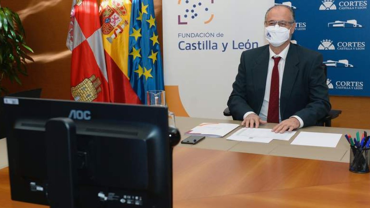 Luis Fuentes preside ayer la reunión del Patronato de la Fundación Castilla y León. NACHO GALLEGO
