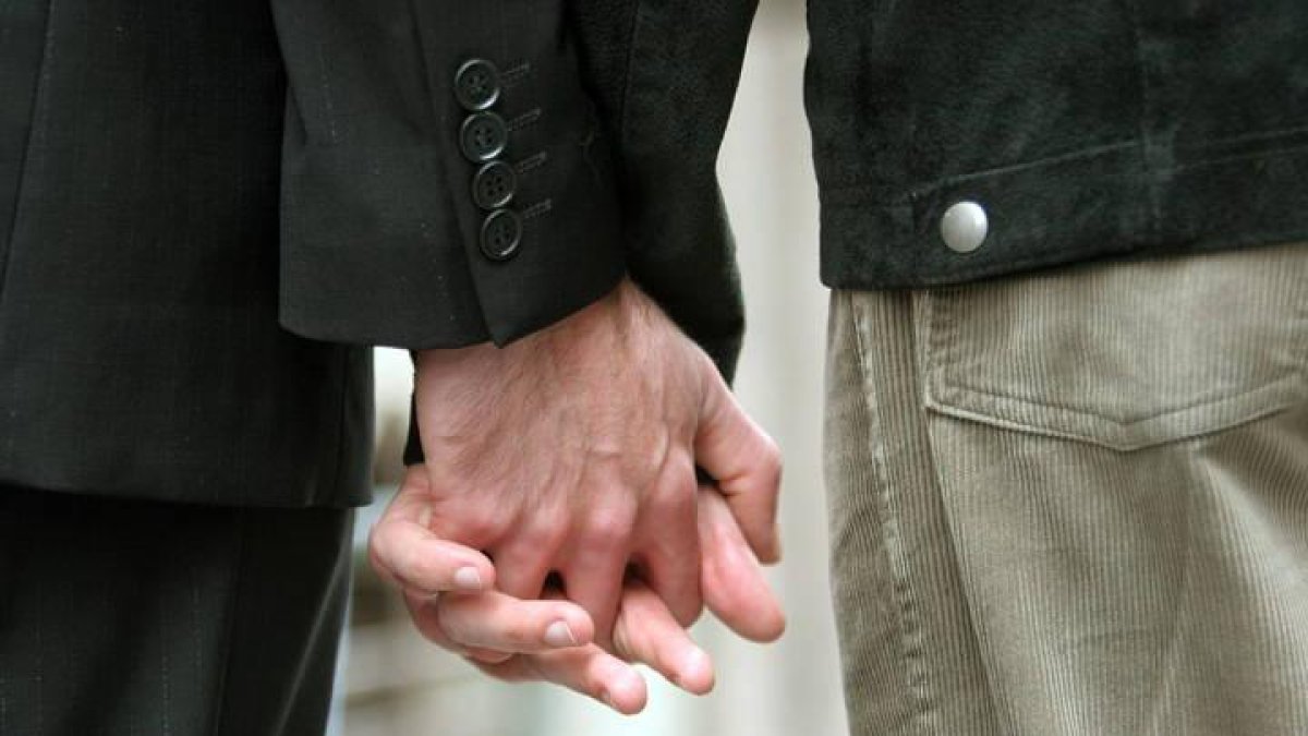 Una pareja entrelaza sus manos tras inscribirse como pareja de hecho