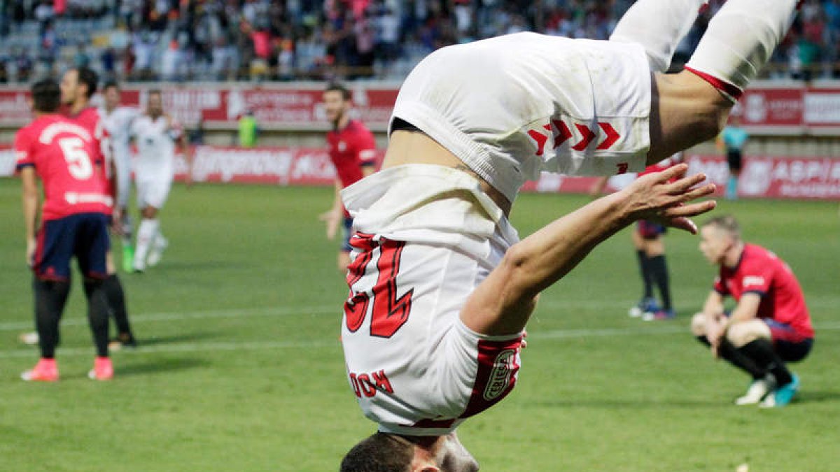 Rodri celebra el segundo gol de la Cultural, el que significó la victoria de la Cultural frente al Osasuna, con esta pirueta. SECUNDINO PÉREZ