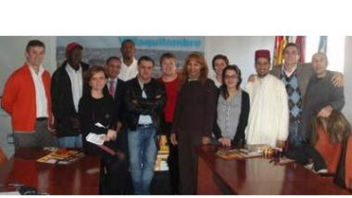 El alcalde y la concejala de Cultura (en primer término), junto con los representantes de las once a