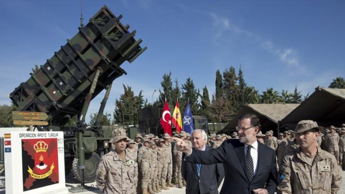 Mariano Rajoy durante la visita que ha realizado este domingo al contingente de 150 militares españoles en la base turca de Adana, a unos 150 kilómetros de la frontera siria.