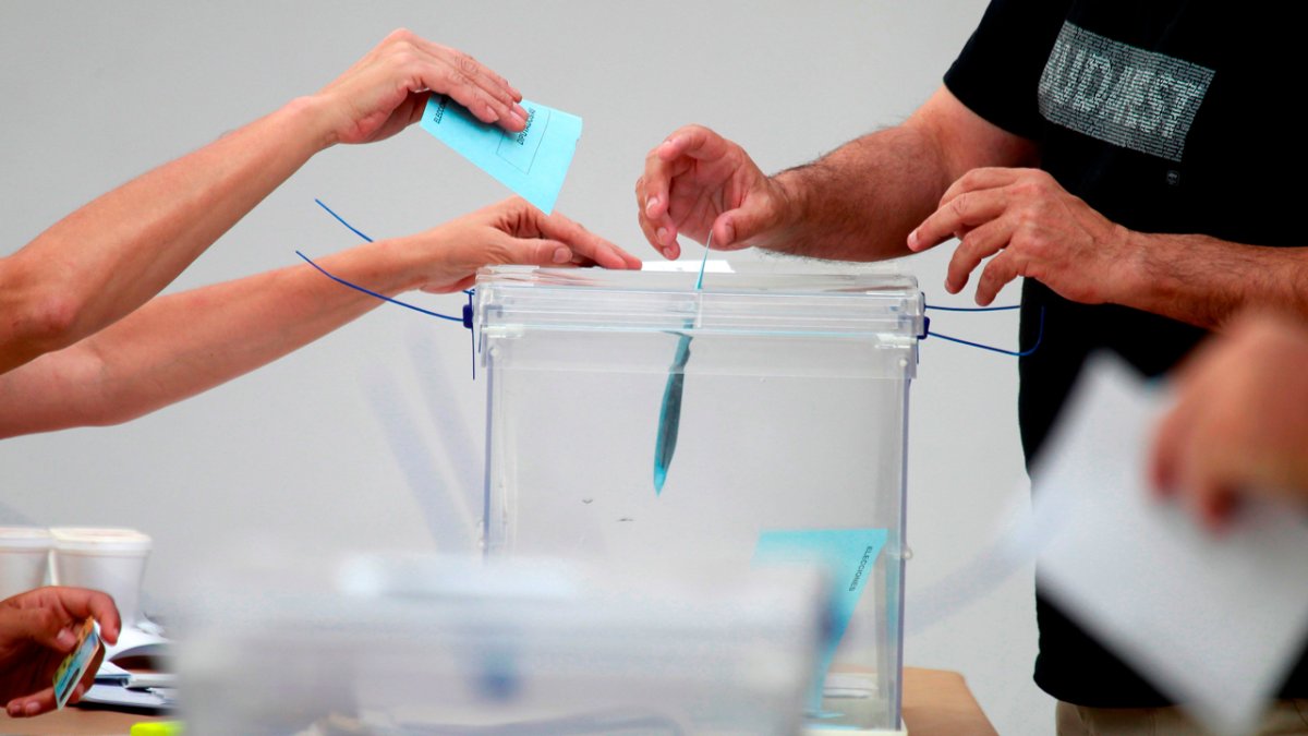 Un hombre deposita su voto en una convocatoria electoral. A. CARRASCO RAGEL / EFE