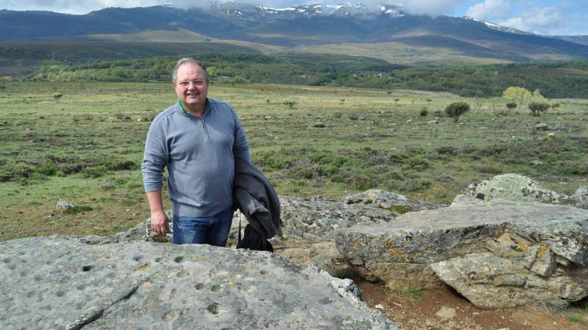Juan Carlos Campos ante los petroglifos que descubrió hace ya una década en Peñafadiel. DAVID GUSTAVO LÓPEZ