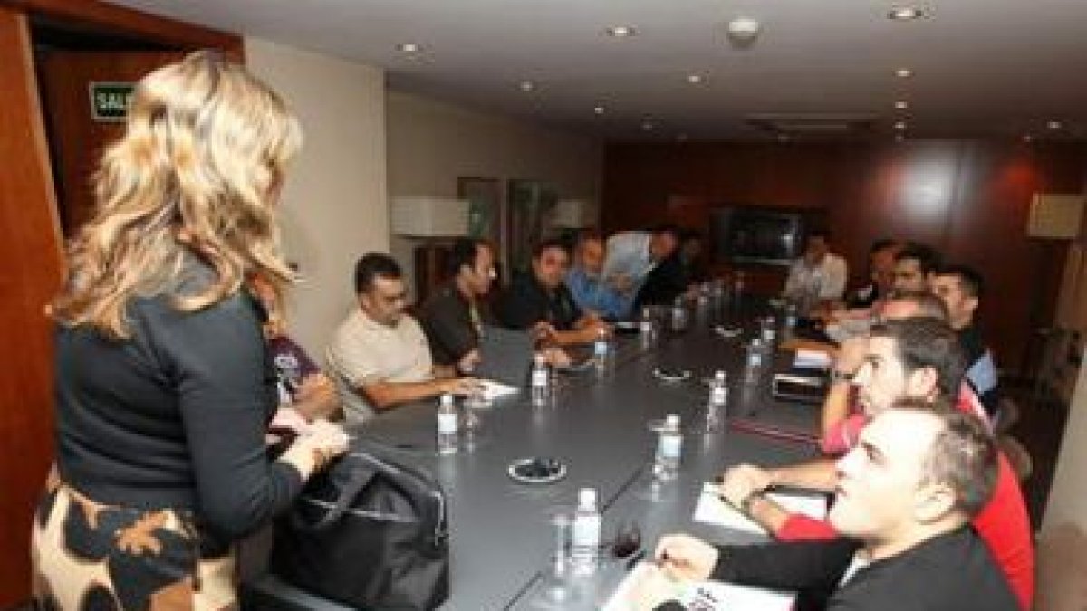 El comité de empresa y la dirección de Vitro se reunió en el Hotel AC junto con el Serla.