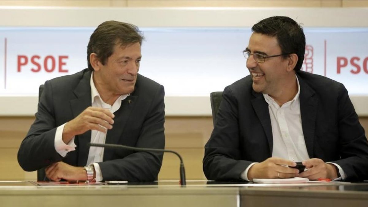 Javier Fernández, presidente de la gestora del PSOE, junto a Mario Jiménez, vocal.