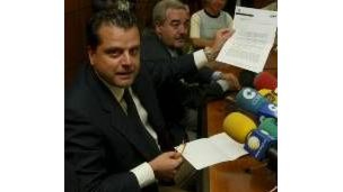 Mario Amilivia muestra la carta que entregó al portavoz de la UPL