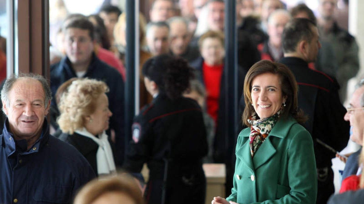 La presidenta de las Cortes de Castilla y León, Josefa García Cirac, saludó a todos los visitantes en la jornada de puertas abiertas.