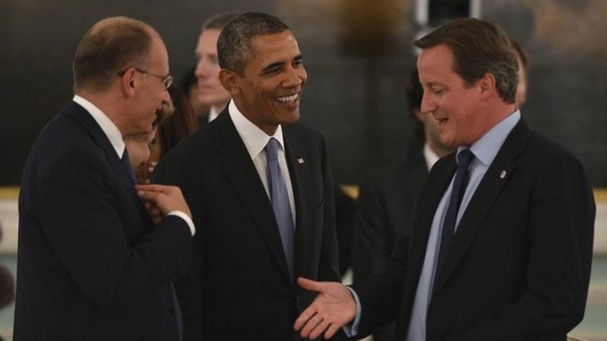 David Cameron (derecha) habla con Barack Obama y el primer ministro italiano, Enrico Letta, el jueves en San Petersburgo.