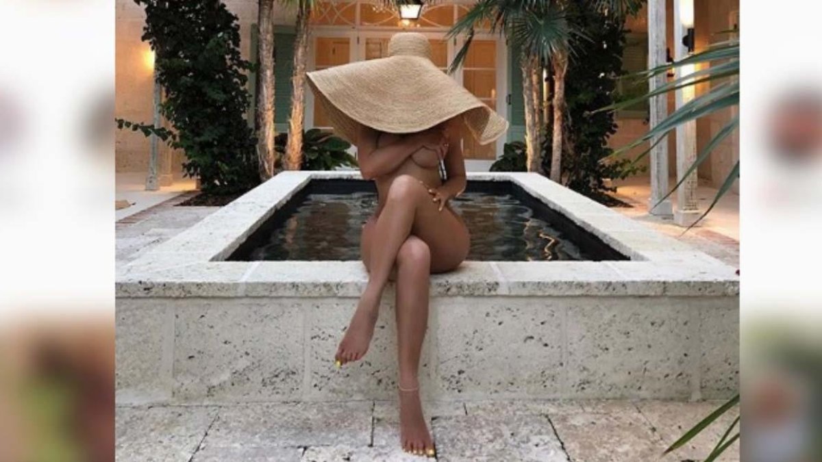 Kylie Jenner inaugura su verano en redes con un posado desnuda.