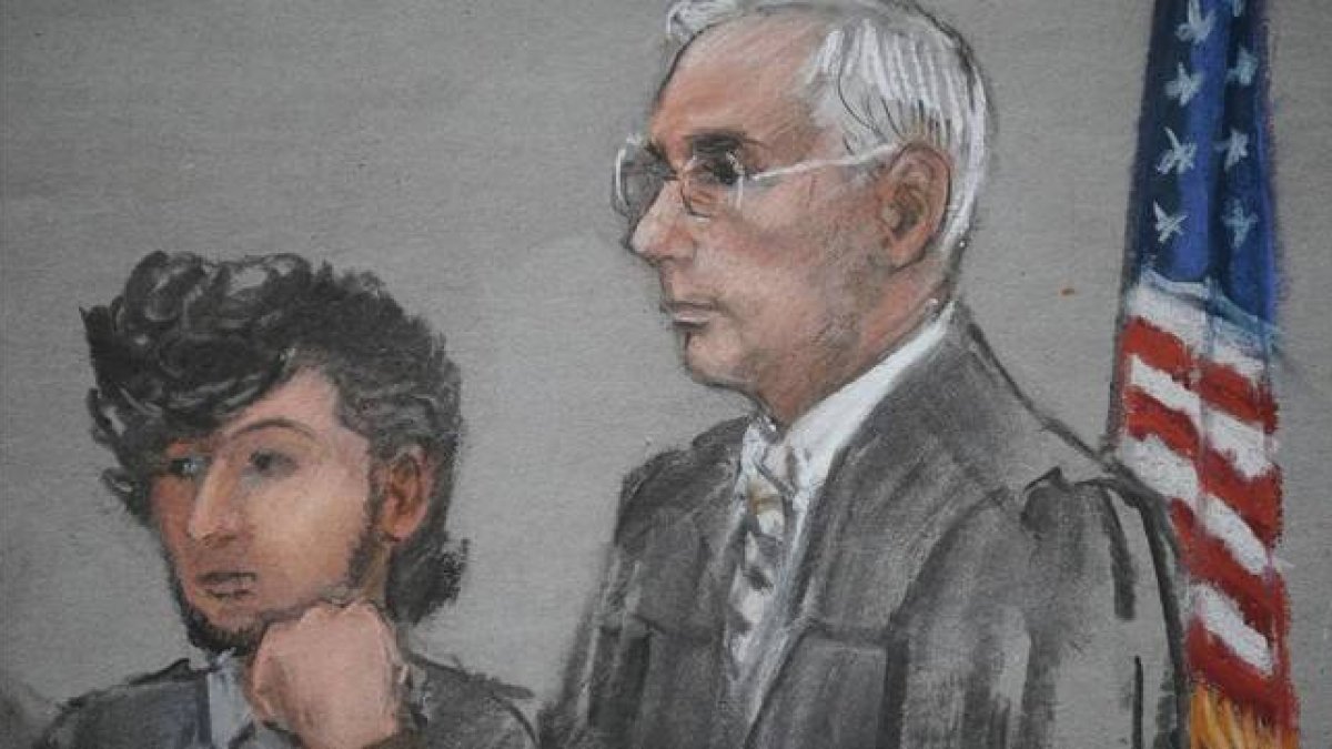 Dibujo de Dzhokhar Tsarnaev (izq) junto al juez O'Toole, durante la vista judicial, este lunes en Boston.