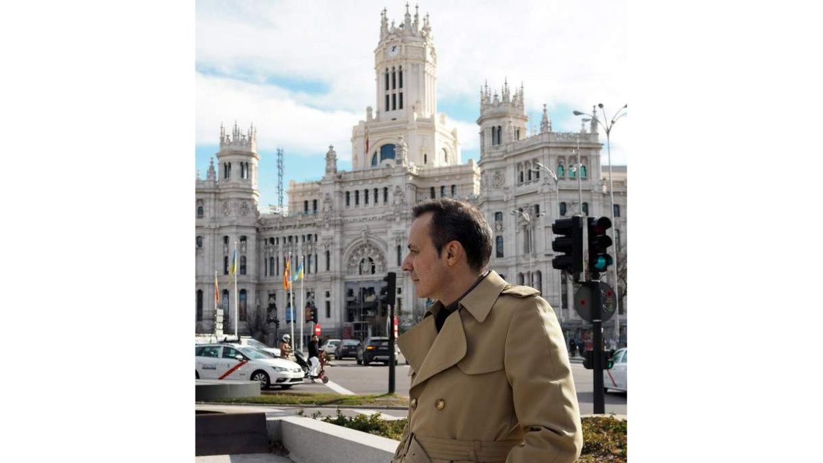 Carlos Fidalgo en una imagen que hace un guiño a la portada de su nueva novela. NIKA JIMÉNEZ