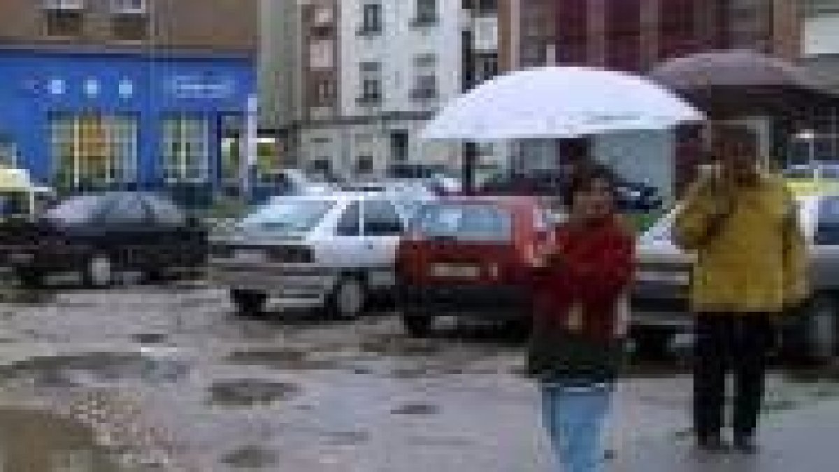 Los paraguas se han convertido este mes en un inusual componente del paisaje urbano ponferradino
