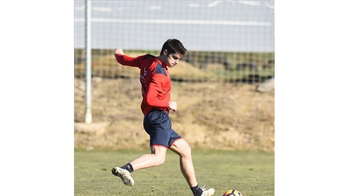 El futbolista del Huesca Gonzalo Melero, en un entrenamiento