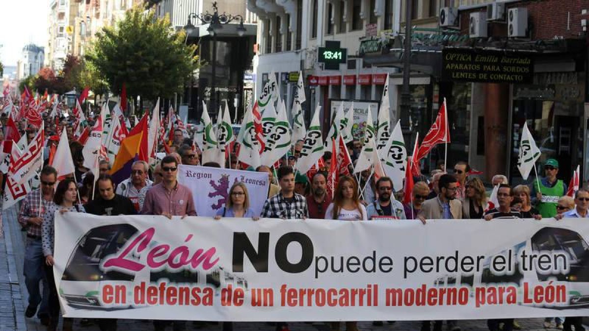 La manifestación recorrió ayer el centro desde la estación de Adif hasta la terminal de Feve en Padre Isla