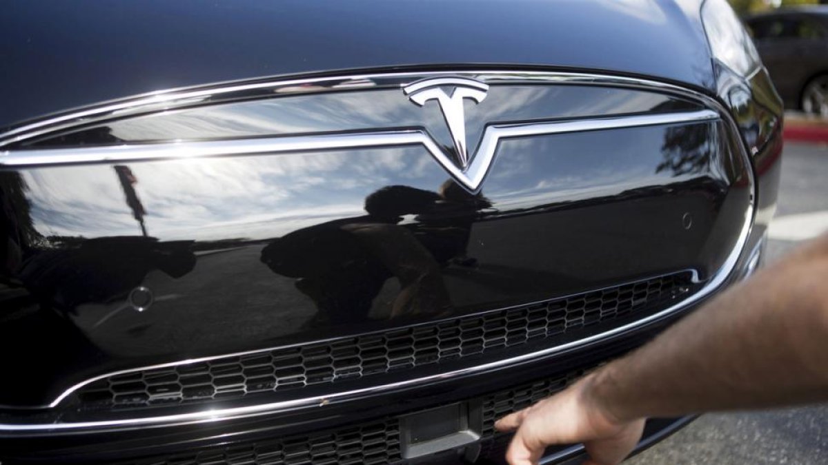 El radar situado en la parte delantera del Tesla S, el pasado octubre en un acto de la firma en Palo Alto (California).