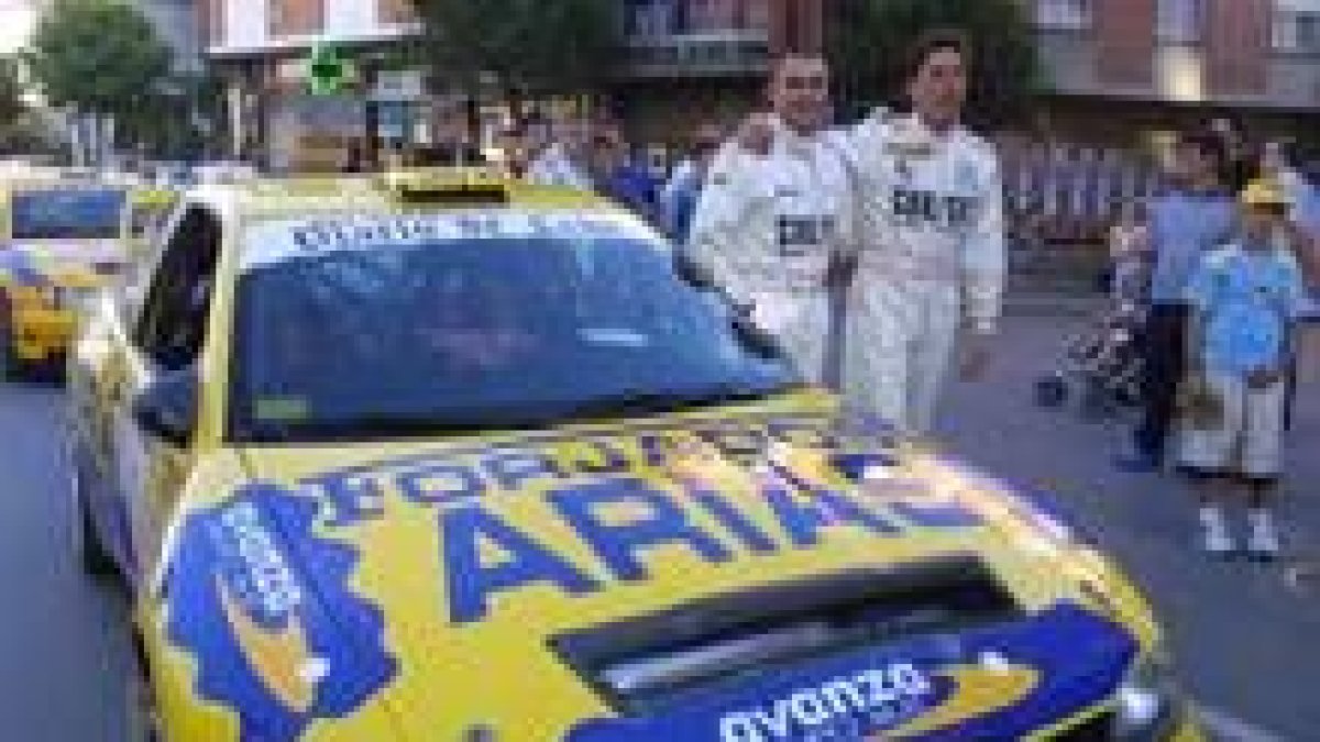 Javier Arias y su copiloto Rafa García, antes de tomar la salida en el pasado Rally de Bembibre