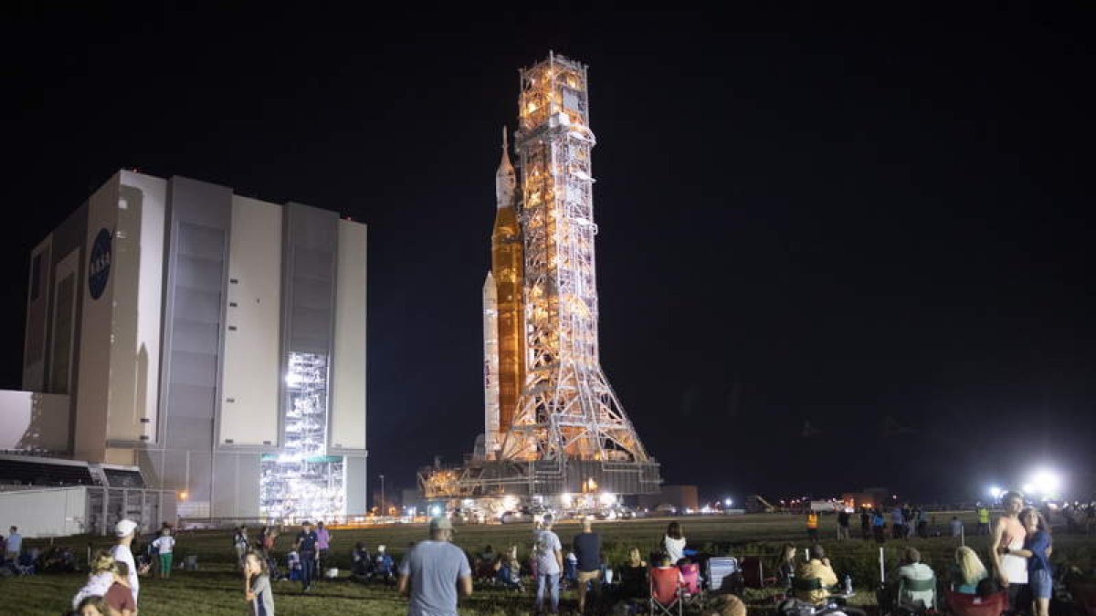 Empleados de la Nasa observan cómo se coloca el cohete en Cabo Cañaveral, Florida. JOEL KOWSKY