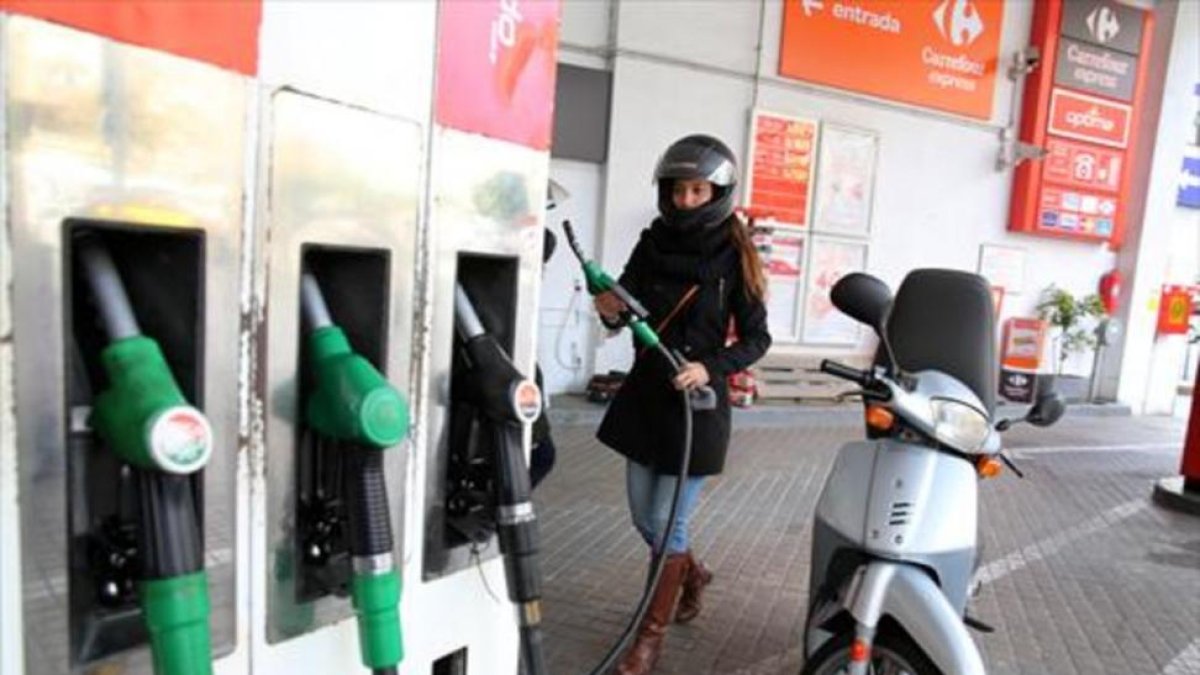 Una motorista reposta en una gasolinera de Barcelona, la pasada Semana Santa.