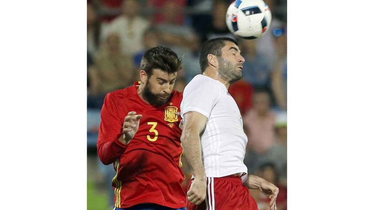 Gerard Piqué pugna con el centrocampista de Georgia Vladimir Dvalishvili por el balón. MARISCAL
