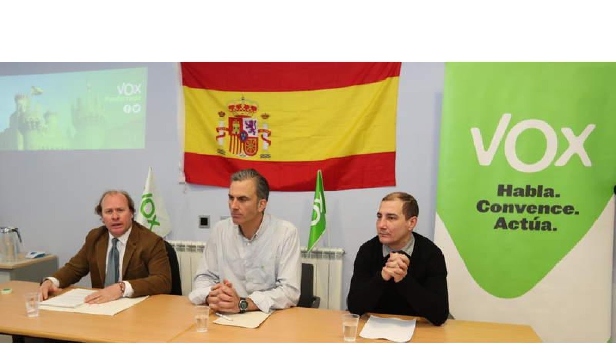 En el centro, Javier Ortega Smith, ayer en Ponferrada. L. DE LA MATA