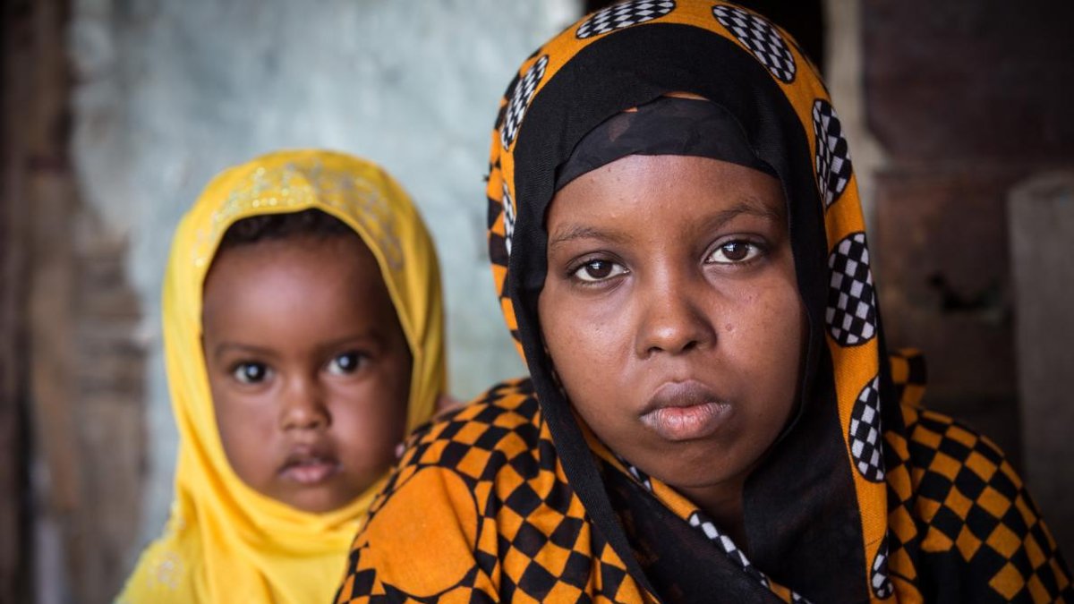 Aisha, somalí de 15 años, obligada a casarse con un hombre de 30 años cuando ella tan solo tenía 13. Al poco tiempo nació su hija Rayan.