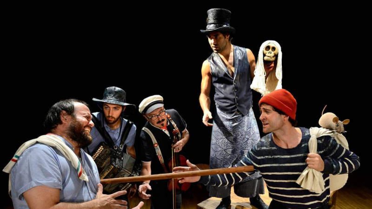 Integrantes de la compañía Teatro Gorakada, que interpretarán el 20 y el 21 de noviembre en el Auditorio Ciudad de León la función ‘Moby Dick’. DL