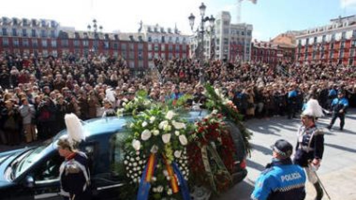 Miles de personas se echaron a la calle en Valladolid para despedir al escritor.
