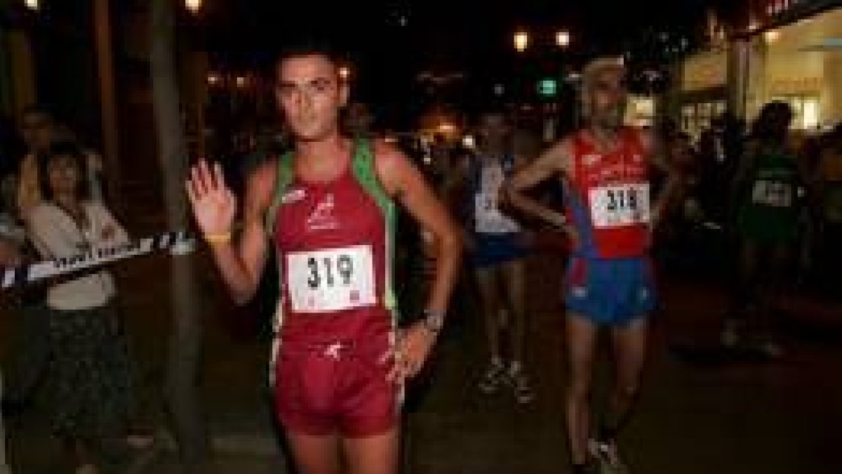 El atleta gallego saluda ya como ganador de la prueba instantes después de cruzar la línea de meta