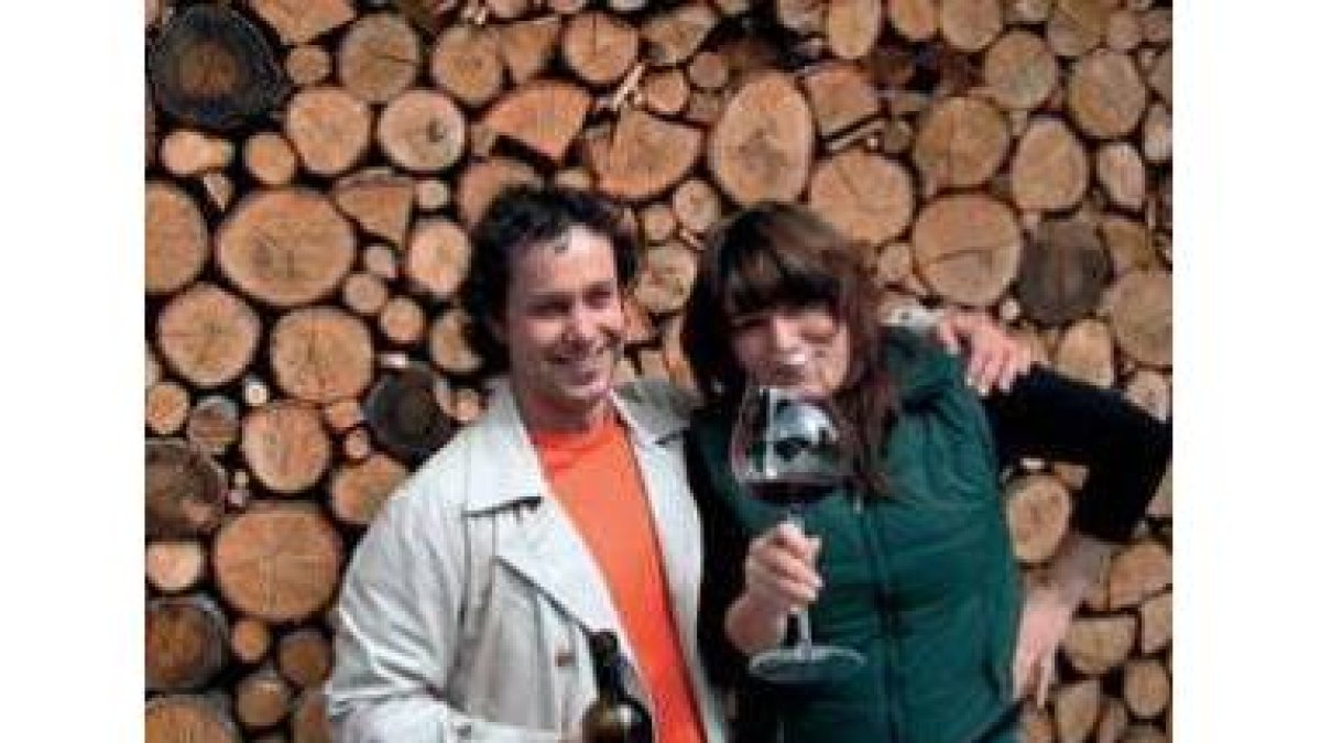 Richard Sanz y Ada Prada disfrutan de su vino en el patio de La Moncloa de San Lázaro