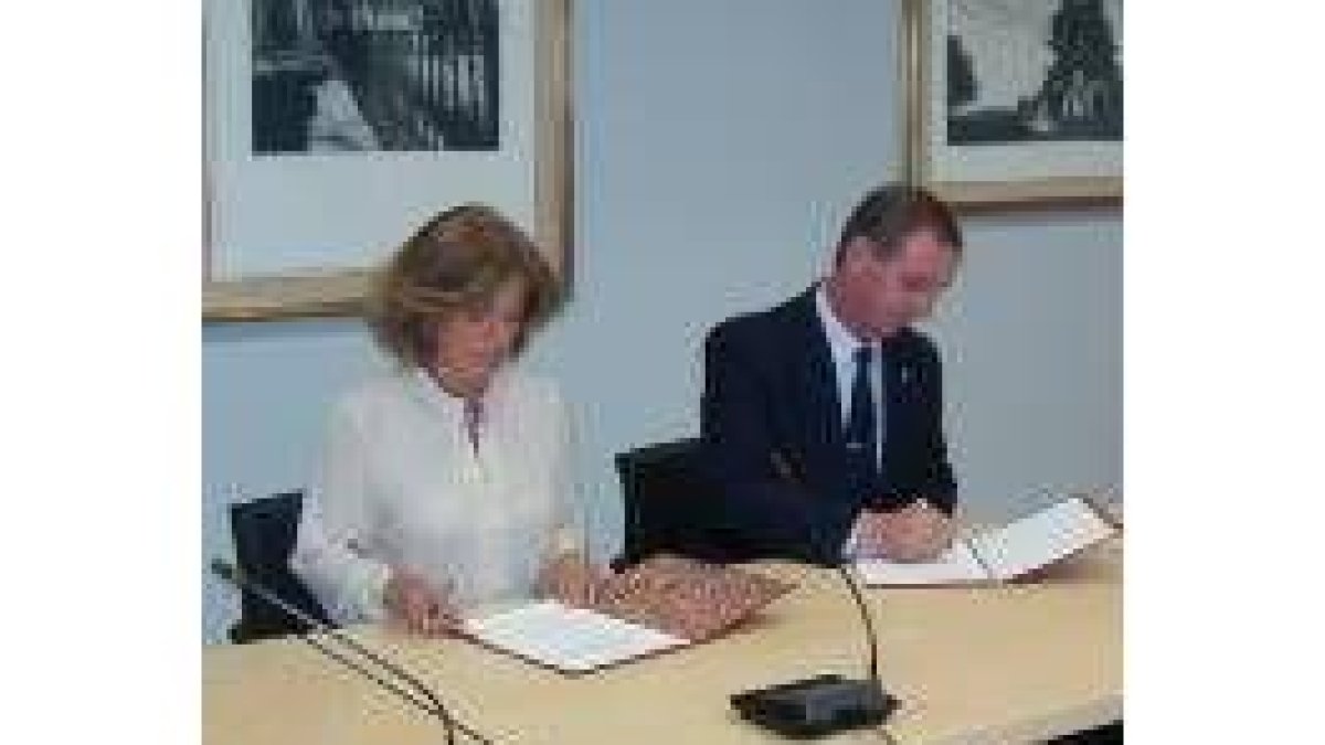 Ana Botella y Francisco Nistal firman el convenio sobre las fotografías