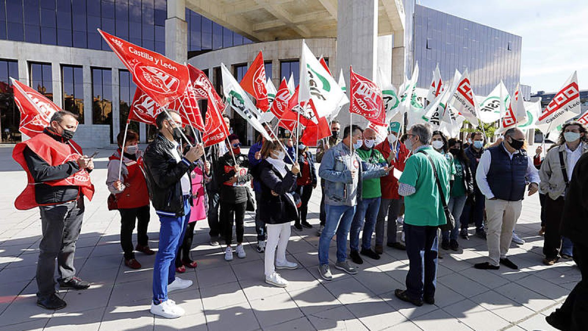 La Junta de Personal Docente se concentró ayer ante la sede autonómica en León. MARCIANO PÉREZ