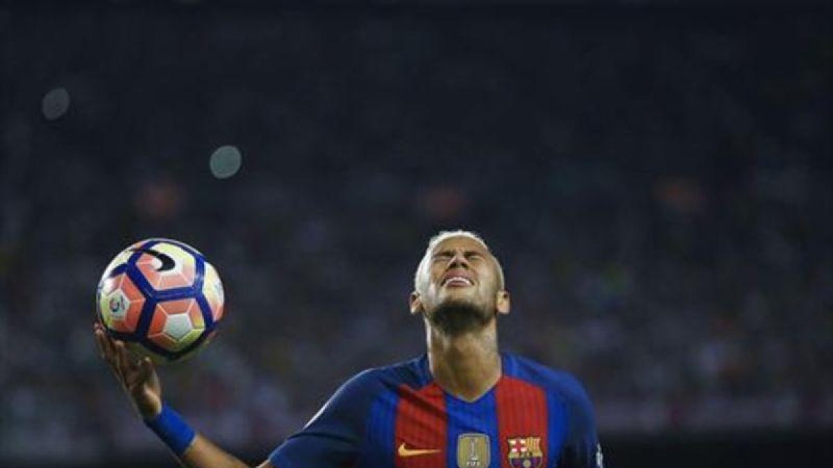 Neymar se lamenta de una ocasión perdida durante el partido que el Barça disputó contra el Atlético en el Camp Nou, el pasado miércoles.