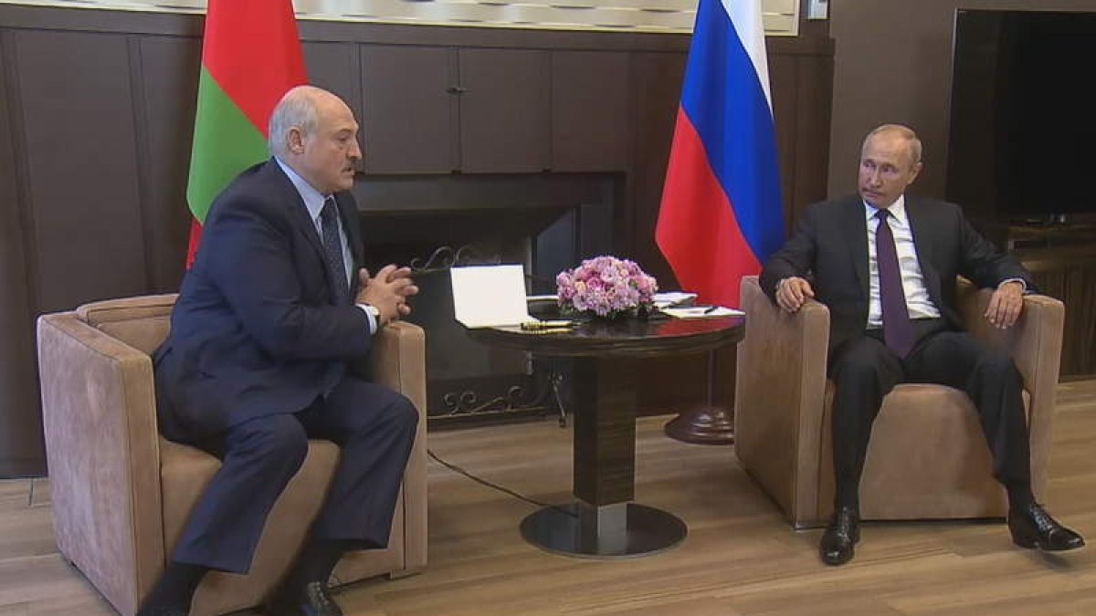 Lukashenko en una reunión con Putin. KREMLIN HANDOUT