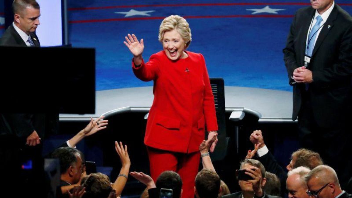 Clinton saluda al público al final del debate con Trump, en Nueva York.