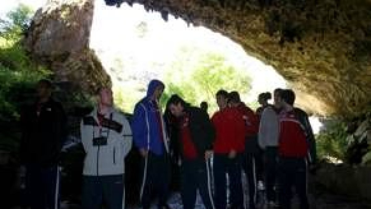 Los jugadores del Grupo Begar visitaron las Cuevas del Valporquero