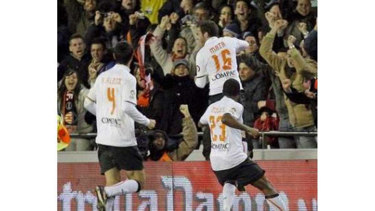 El jugador del Valencia, Mata, celebra el tercer gol de su equipo