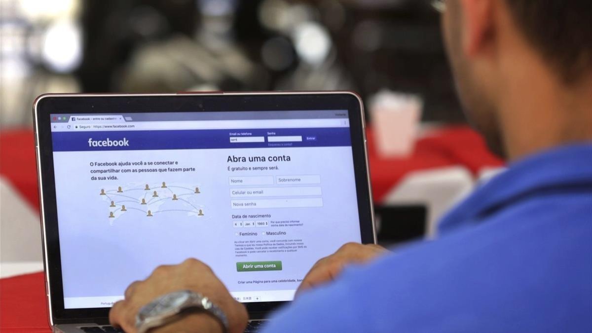 Un hombre entra en su página de Facebook en un restaurante en Brasilia, este miércoles. /