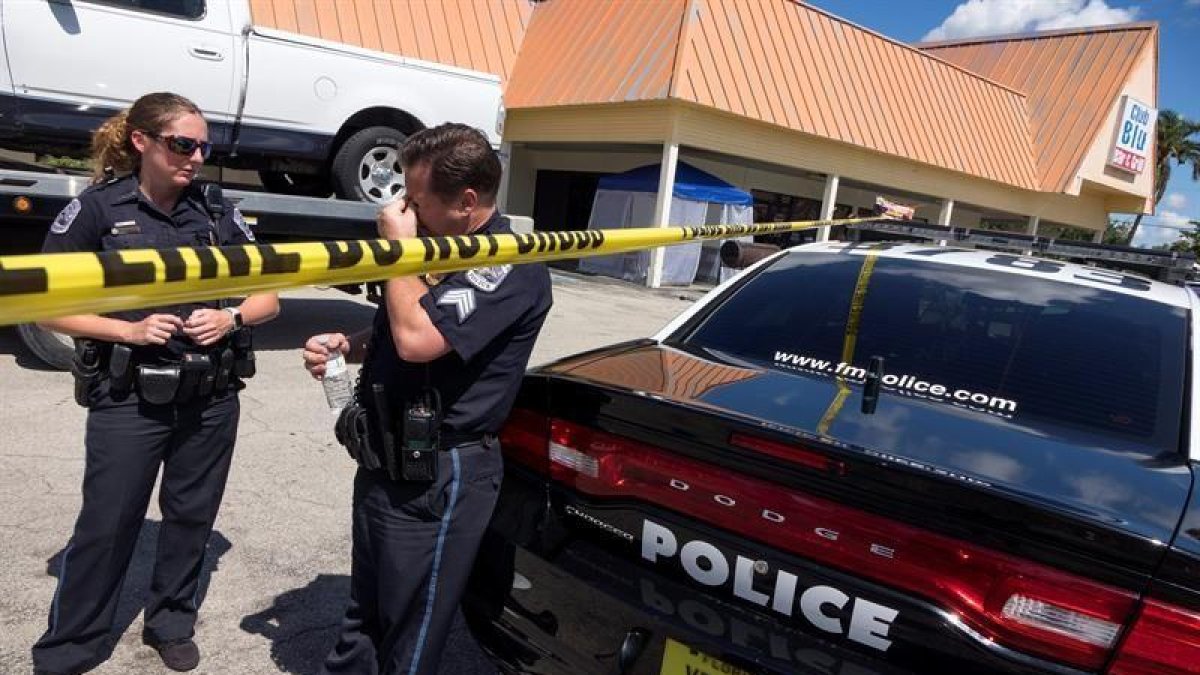 Agentes de policía permanecen frente a la discoteca Club Blu en Fort Myers, donde al menos dos personas resultaron muertas y otras 17 heridas tras un tiroteo durante una fiesta juvenil, en Florida, Estados Unidos.