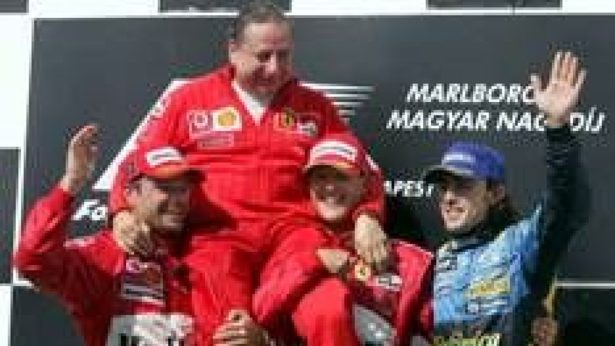 Alonso acompañó en el podio las intensas celebraciones de Ferrari