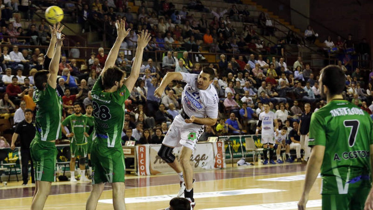 Mikel aportó veteranía y goles claves en momentos determinantes. MARCIANO