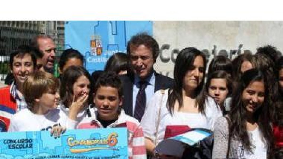 De Santiago-Juárez, junto a algunos alumnos premiados.