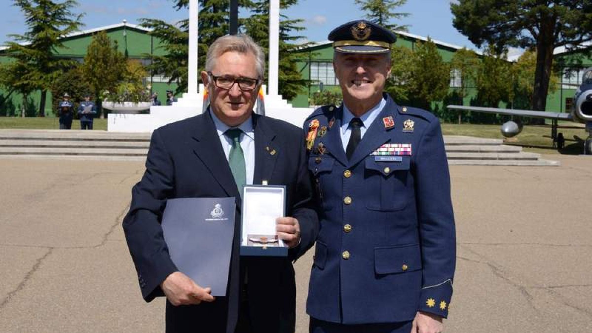 El alcalde de Valverde de la Virgen, con su distinción de Aviador Honorífico. DL