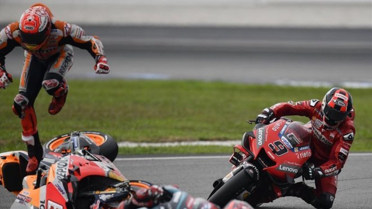 Marc Márquez sale volando despedido de su Honda, casi de pie