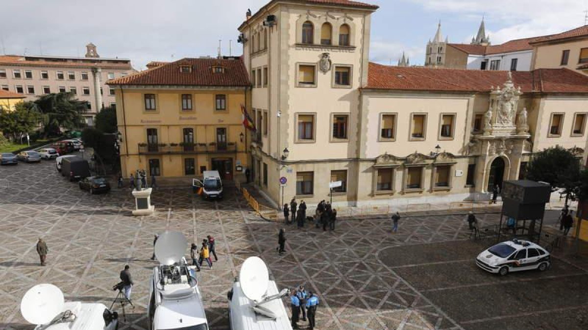 Pocos curiosos se acercaron ayer a las puertas de la Audiencia Provincial de León a ver el ambiente previo al juicio de Isabel Carrasco, las televisiones con sus antenas y vehículos acapararon la atención.