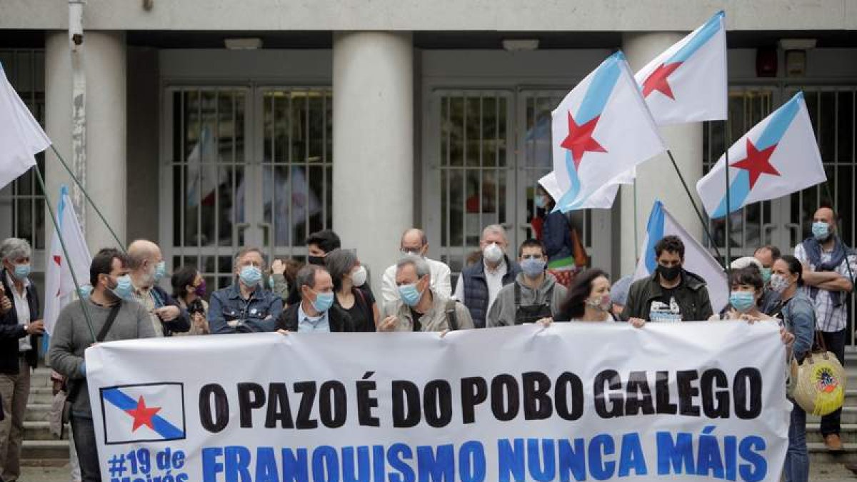 Manifestantes ante las puertas de los Juzgados de La Coruña, ayer, al comienzo del juicio sobre la propiedad del Pazo de Meirás. CABALAR