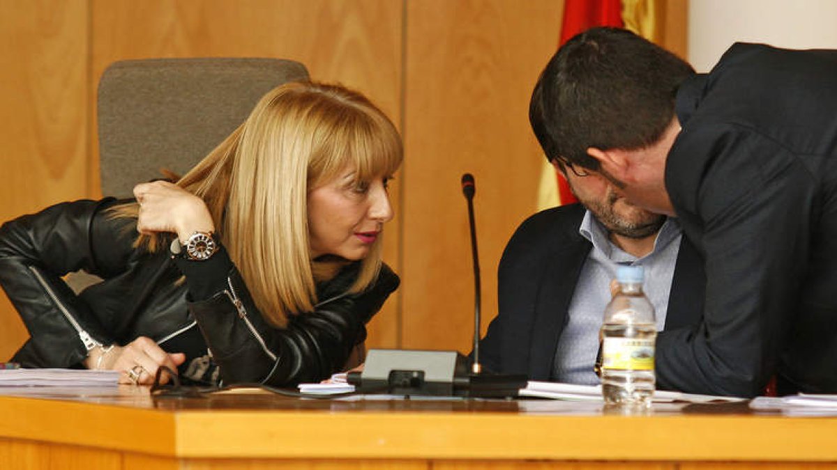 Gancedo conversa con Blanco y Gómez, en el Pleno en que anunció la reunión con Fomento. F. OTERO